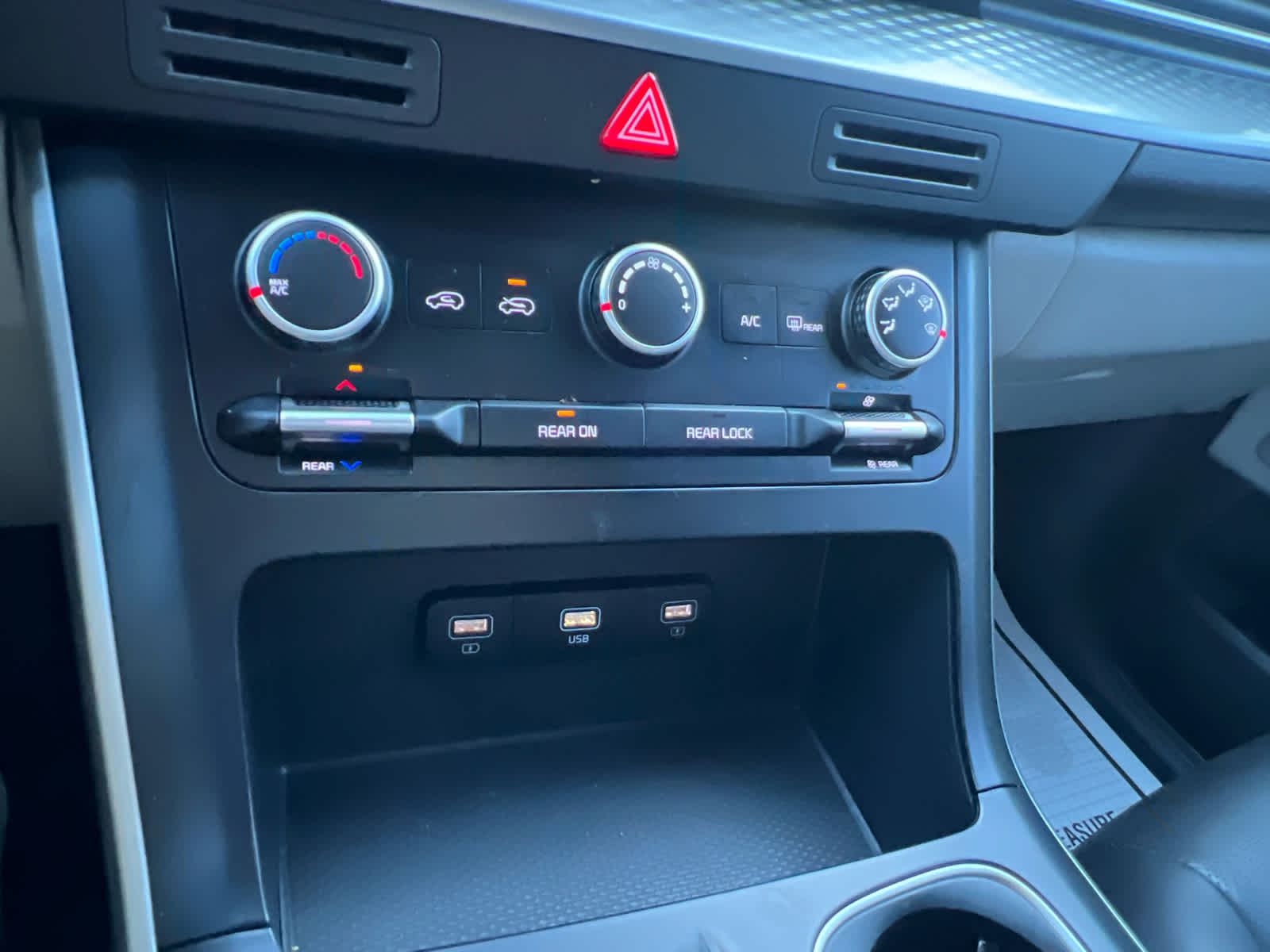 2023 Kia Carnival LX