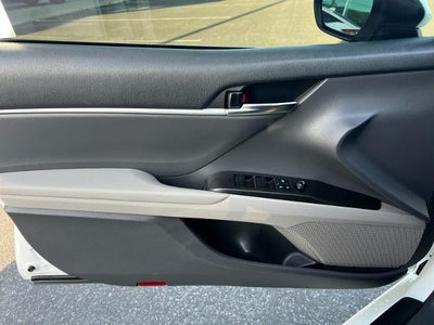 2022 Toyota Camry SE Auto (SE)