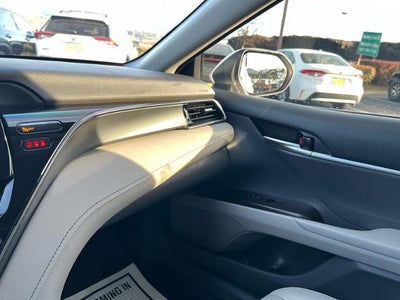 2022 Toyota Camry SE Auto (SE)