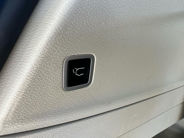 2023 Chrysler Voyager LX FWD