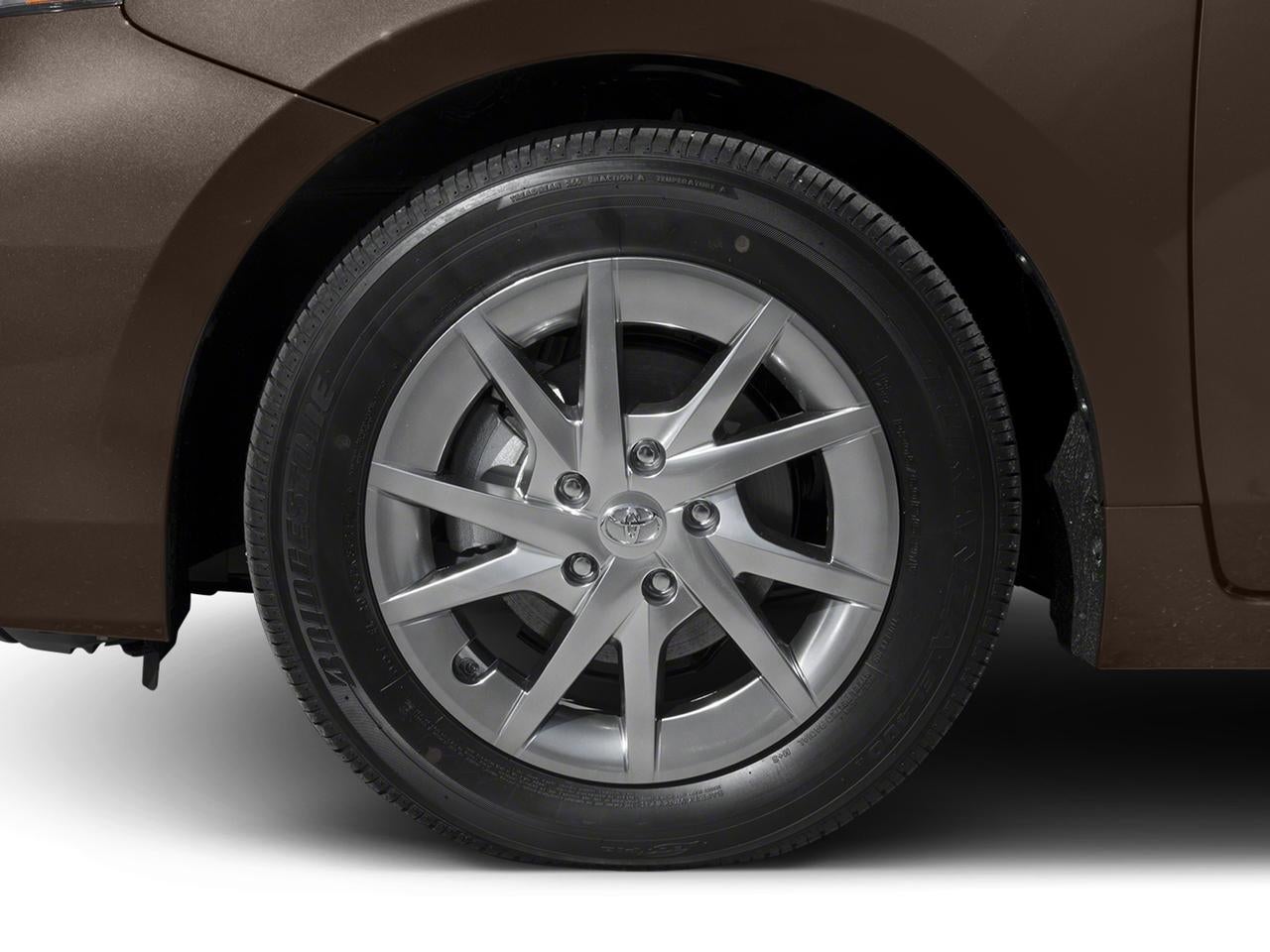 2016 Toyota Prius v 5dr Wgn Three (SE)