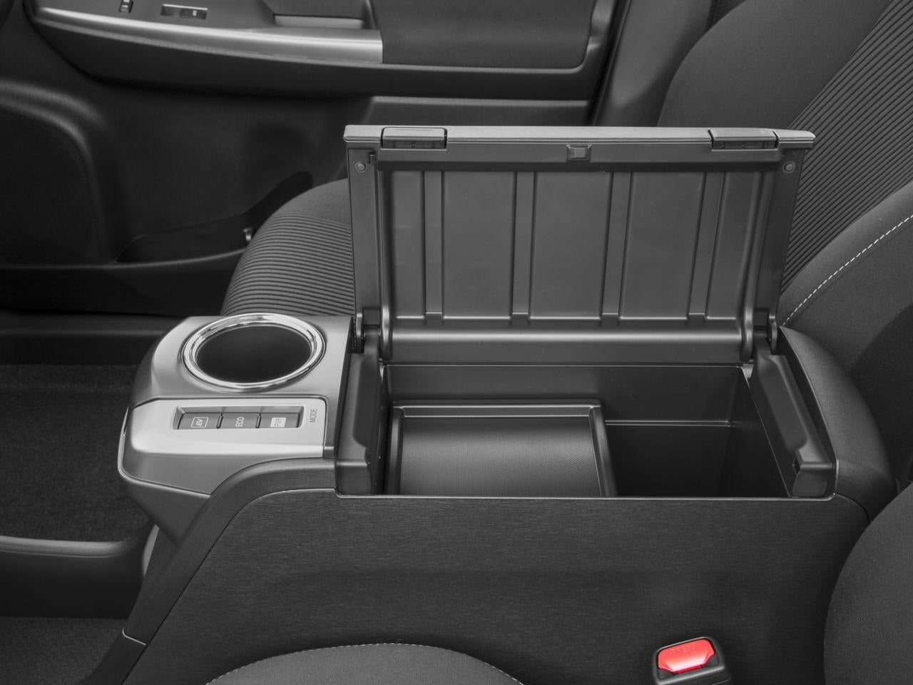 2016 Toyota Prius v 5dr Wgn Three (SE)